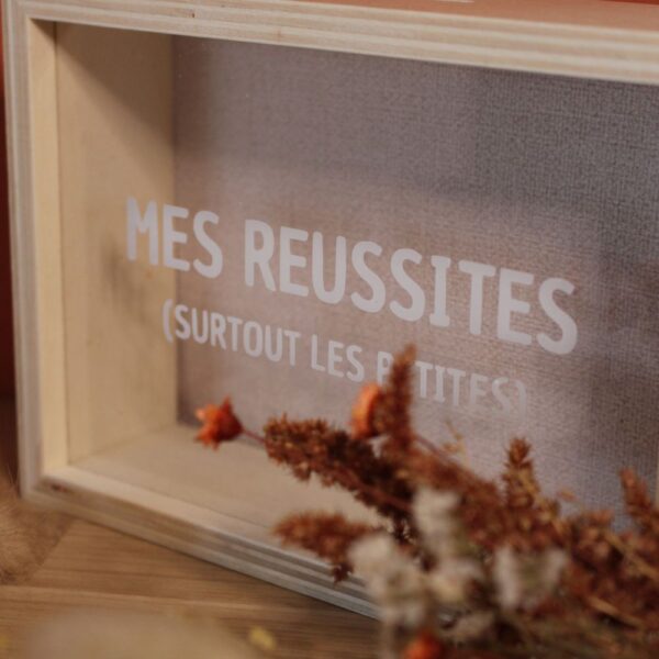 Écrin des réussites pour entrepreneure avec fond beige minimaliste sable doux