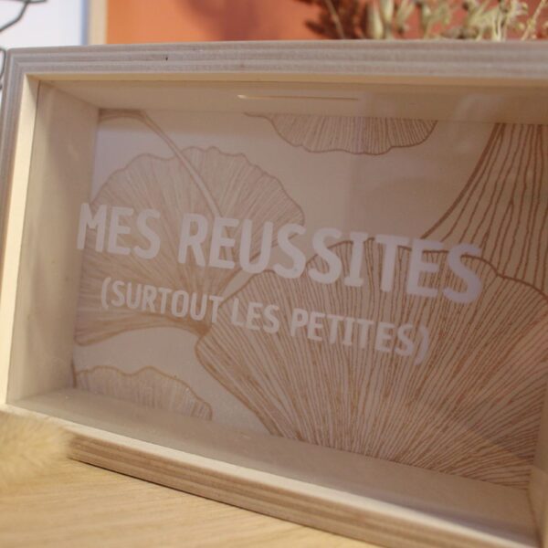 Détail du fond floral cuivré Aube Cuivrée pour Écrin des réussites