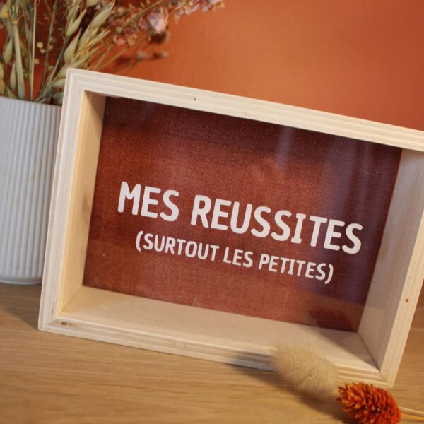 Écrin des réussites pour entrepreneure avec fond terracotta foncé Terre Brûlée
