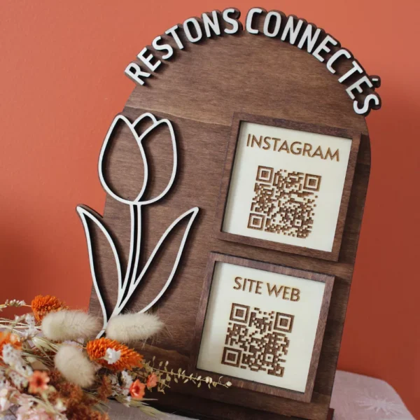 Support QR code en bois avec motif tulipe pour comptoir professionnel.